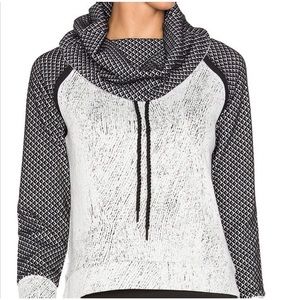 Lukka Lux Forget Me Not Crop Pullover black onyx